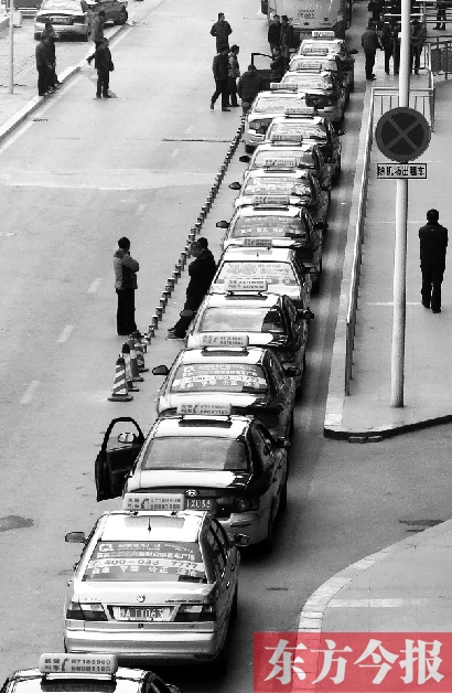 機(jī)場(chǎng)出租車(chē)等客區(qū)，停放的大部分都是藍(lán)色出租車(chē)