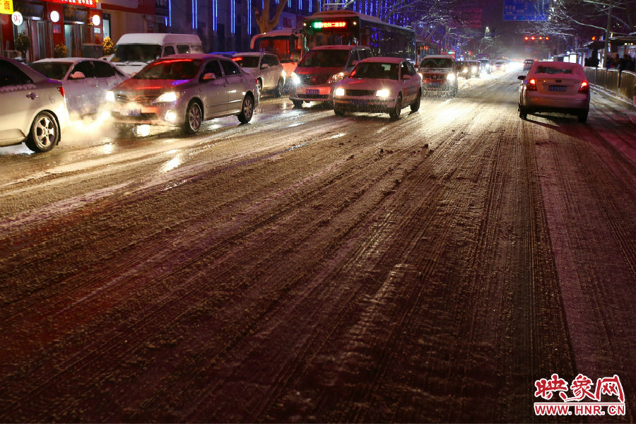 夜晚的雪路給出行的人們?cè)黾恿死щy。