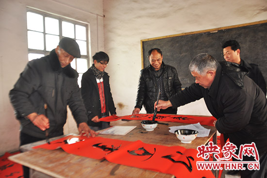 鞏義市魯莊鎮(zhèn)農民書法愛好者正在寫春聯(lián)。
