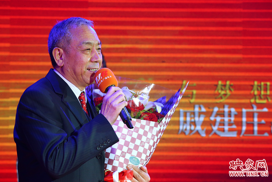 戚建莊向詩歌愛好者表達謝意。