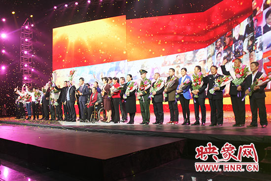 10位獲獎(jiǎng)?wù)吆?個(gè)愛心集體合影。