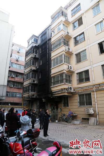 從一樓到六樓的外墻一片漆黑。