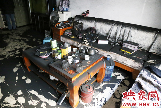 一樓住戶的家中到處都是黑煙灰兒，無法居住。