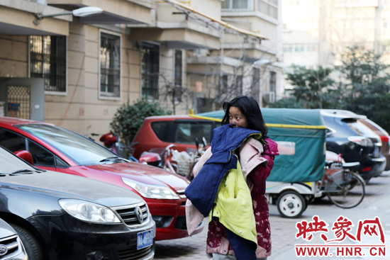 一名女孩的面容被熏黑。