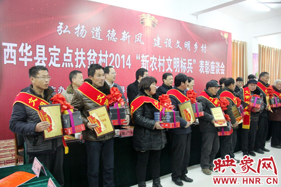 活動現(xiàn)場，領(lǐng)導(dǎo)們向獲得“文明好家庭”、“文明好孝賢”、“文明好青年”、“文明好媳婦”、“文明好學(xué)生”