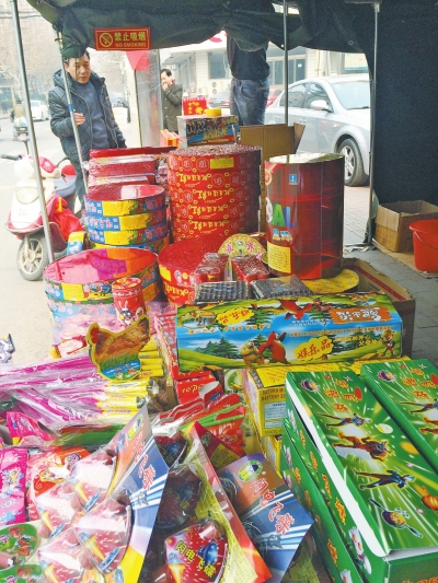 　鞭炮攤兒主售賣的煙花爆竹種類齊全。