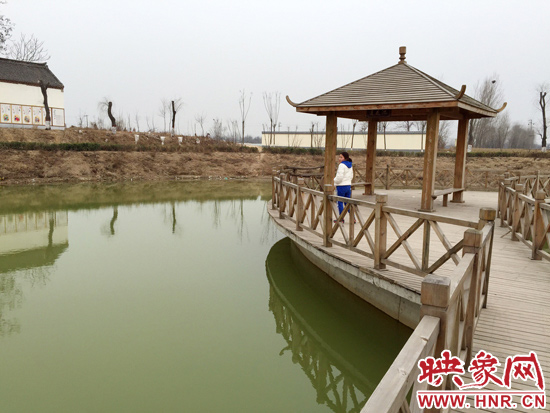 事發(fā)處就挨著亭子。