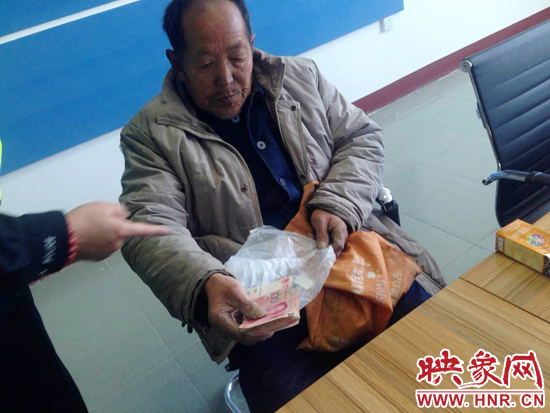 在把老人帶回駐地后，老人竟又從身上掏出幾千元現(xiàn)金要塞給民警。