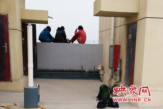 三人在樓頂始終不肯下來。