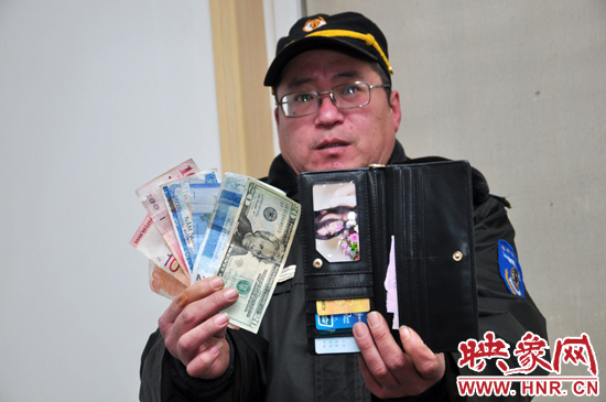 經(jīng)過上網(wǎng)查詢，巡防隊員確認(rèn)這些外幣相當(dāng)于180多元人民幣。