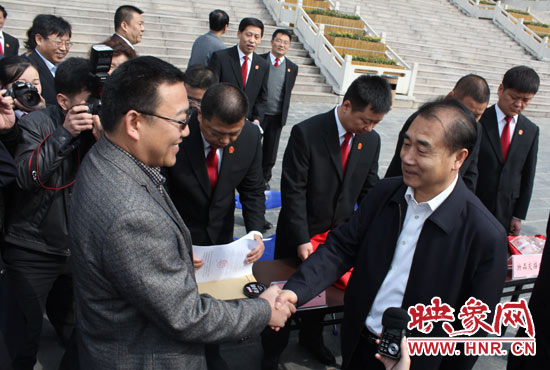 省高院院長(zhǎng)張立勇親手將一把車鑰匙交給買(mǎi)受人