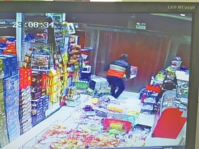 監(jiān)控中顯示，當(dāng)時(shí)竊賊抱起募捐箱就跑。