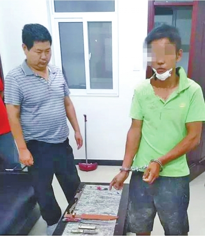 犯罪嫌疑人張某某（右）被抓時(shí)，挎包中被搜出兩把長(zhǎng)約30厘米的尖刀