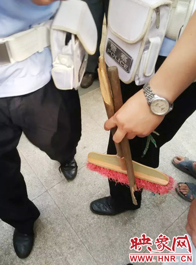 老太從環(huán)衛(wèi)工手中奪過掃帚，用腳踩斷，用力向環(huán)衛(wèi)工人的手上和腿上敲去。