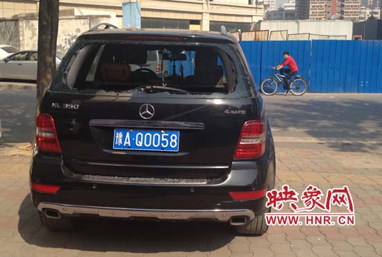 奔馳車夜停路邊被砸，損失萬元以上
