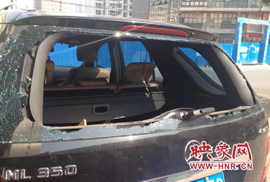 奔馳車夜停路邊被砸，損失萬元以上