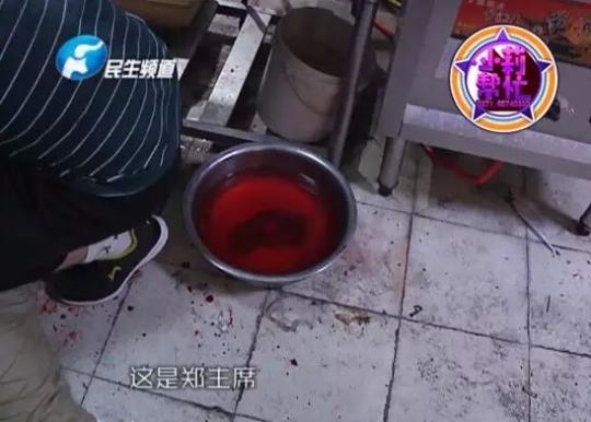 老板竟突然在廚房內(nèi)割腕自殺!發(fā)現(xiàn)意外情況后，小莉趕緊對傷者進(jìn)行包扎，并撥打了120急救電話。