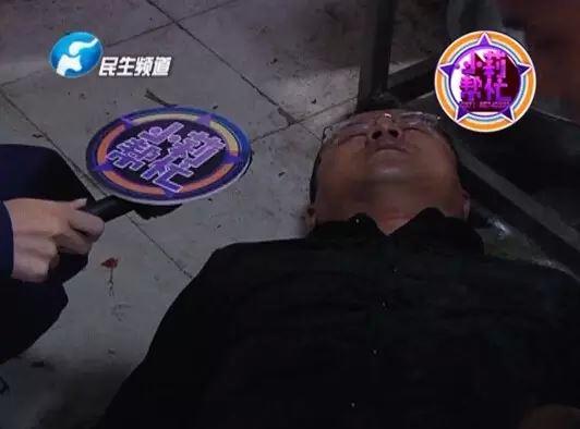 老板竟突然在廚房內(nèi)割腕自殺!發(fā)現(xiàn)意外情況后，小莉趕緊對傷者進(jìn)行包扎，并撥打了120急救電話。