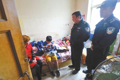 民警將小寶帶到他母親（紅衣女子）的住處，小寶拿出新鞋玩了起來。