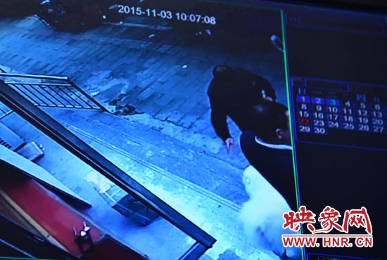 監(jiān)控錄像顯示，男子走向皮皮，將其拐走。