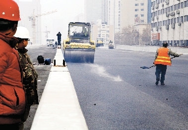 昨日農(nóng)業(yè)路高架第八標(biāo)段已經(jīng)開(kāi)始鋪設(shè)瀝青。