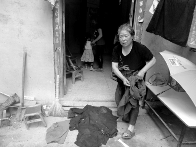 侯見志的母親拿出老伴受傷時(shí)穿的血衣。京華時(shí)報(bào)記者鄭羽佳攝