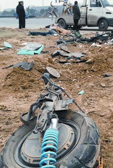 現(xiàn)場散落大量電動車碎片，車輪已完全脫離車體，可見當(dāng)時車禍的慘烈程度