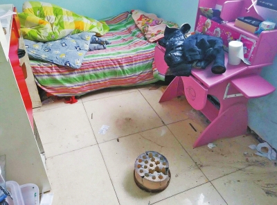 在理發(fā)店死者居住的臥室內(nèi)，地上放有一個(gè)大煤球。