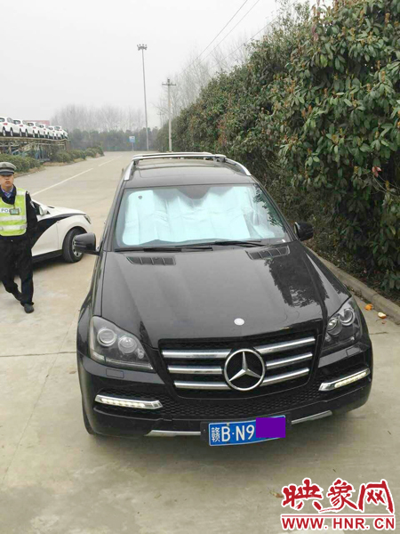 江西男子奔馳車中睡覺一氧化碳中毒，周口高速交警及時(shí)發(fā)現(xiàn)。