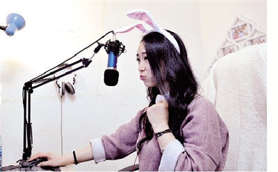 在一次直播中，小米戴上兔子頭飾，向網(wǎng)友賣萌