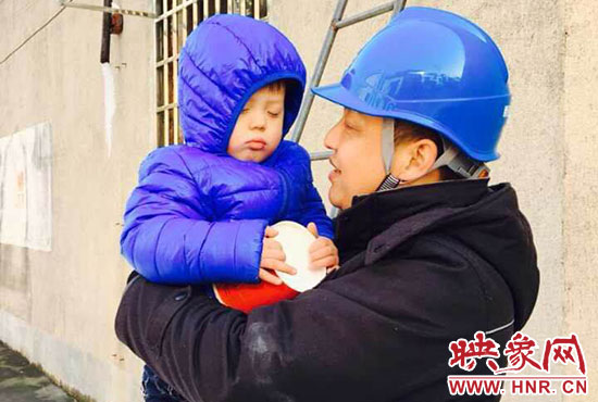 電工抱起孩子時，孩子還在睡。