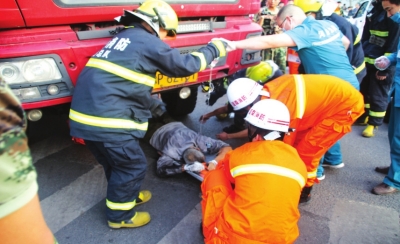 洛陽(yáng)街頭發(fā)生感人一幕  六旬老人車輪下奇跡生還