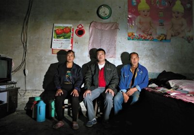 10月18日，自鋸病腿的鄭艷良所在的保定市清苑縣東臧村，有多家農(nóng)戶大病難醫(yī)，村民王新建（中）得了白血