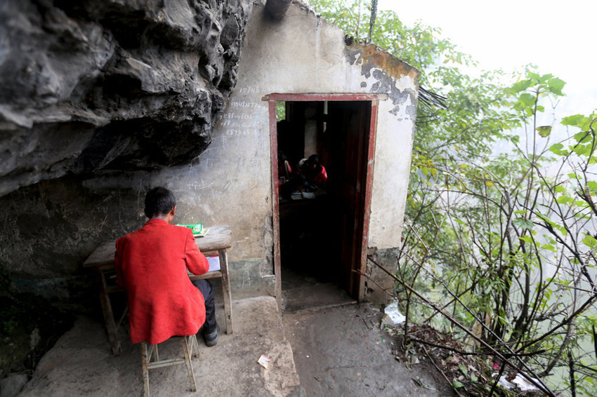 左邊是絕壁，右邊是懸崖，這樣一個讓人“倒吸涼氣”的地方，卻是袁老師的“辦公室”。