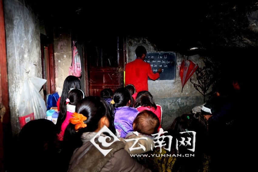 由于受到當?shù)厝似缫?，大鍋圈的孩子們沒有外出求學的機會，只能在這樣的簡易房里學習