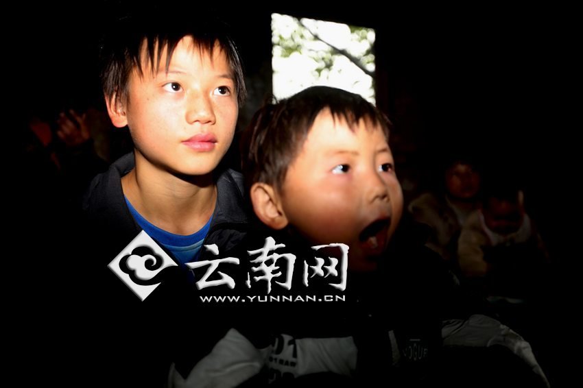 孩子認真地跟著袁老師讀拼音。徐弘毅 攝