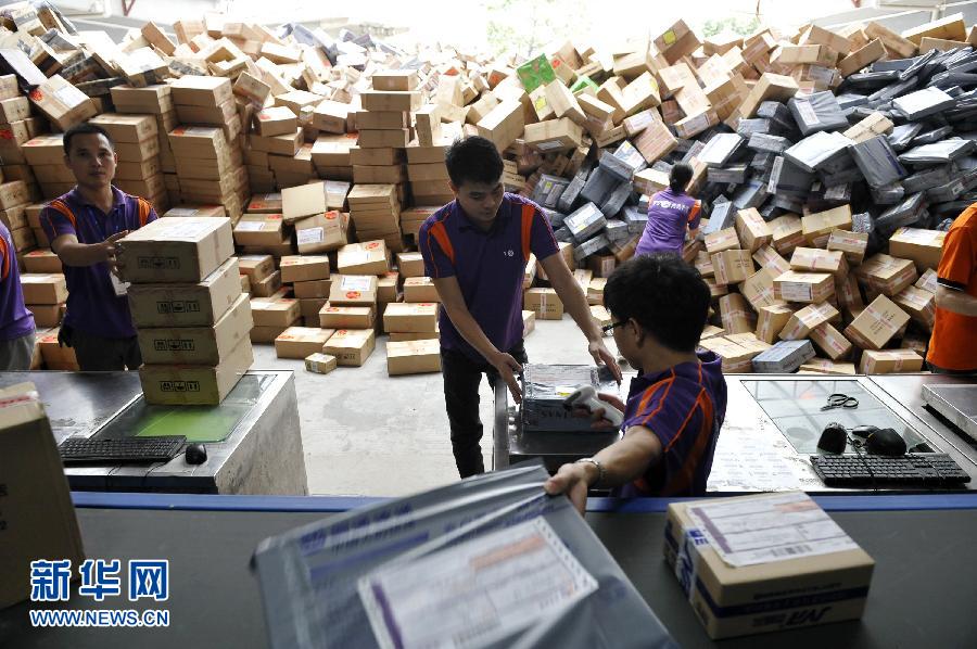11月11日，在圓通公司廣州一處分揀站，工作人員加緊掃描快件。