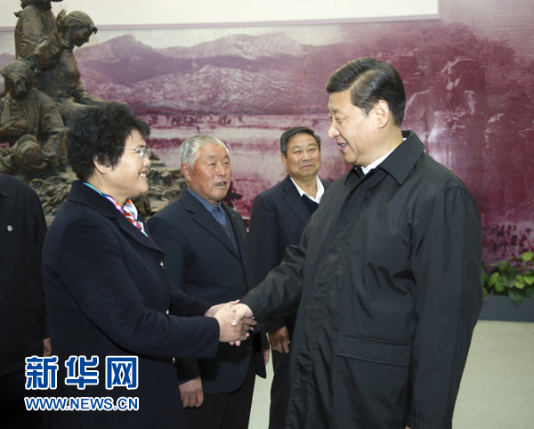 25日上午，習(xí)近平在臨沂華東革命烈士陵園參觀沂蒙精神展并會(huì)見當(dāng)?shù)叵冗M(jìn)模范和當(dāng)年支前模范后代代表。