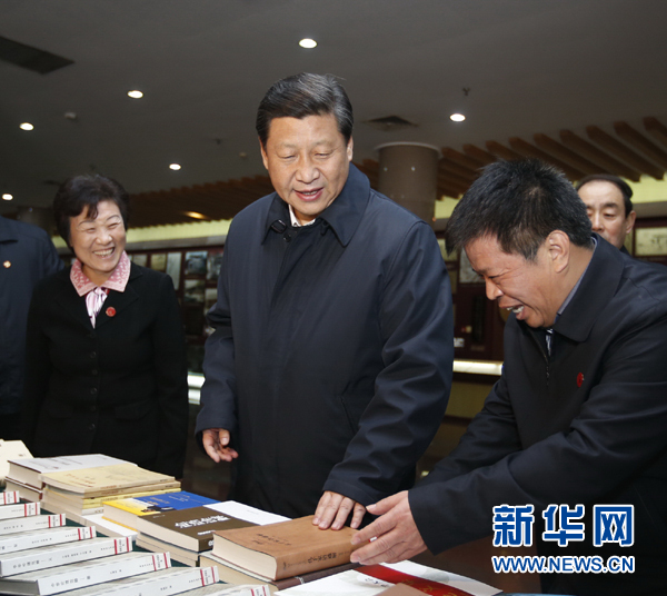 26日上午，習(xí)近平在孔子研究院參觀考察。新華社記者鞠鵬 攝