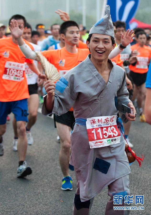 12月8日，一名選手身著“濟公”服裝參加比賽。