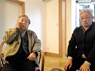 前晚，年過七旬的劉光嘉及妻子向記者講述強(qiáng)拆經(jīng)過。