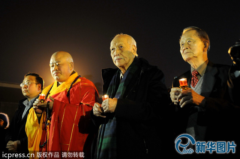 “為南京大屠殺遇難者守靈儀式暨和平燭光祭”活動(dòng)在侵華日軍南京大屠殺遇難同胞紀(jì)念館祭場舉行。