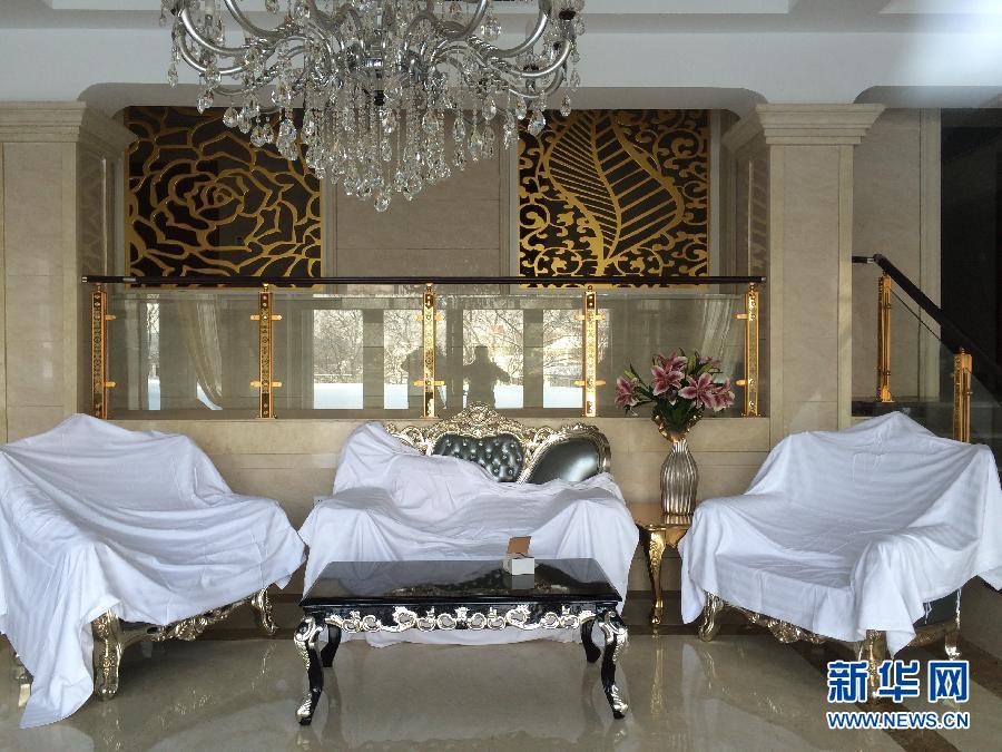 鏡泊湖畔麗日山莊里的豪華沙發(fā)（2013年12月9日攝）。新華社記者程子龍攝