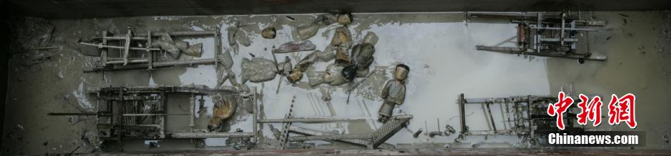 圖為考古現(xiàn)場發(fā)現(xiàn)保存完整的織機模型。