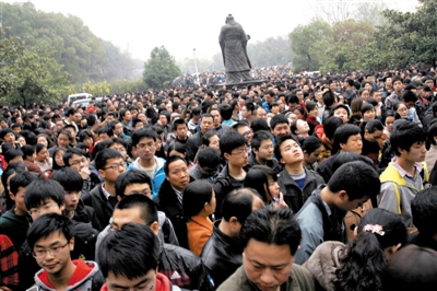 去年3月16日，武漢華中科技大學(xué)，“北約”、“華約”、“卓越”聯(lián)盟自主招生選拔考試湖北考點(diǎn)，考生等待進(jìn)場(chǎng)。 圖/CFP