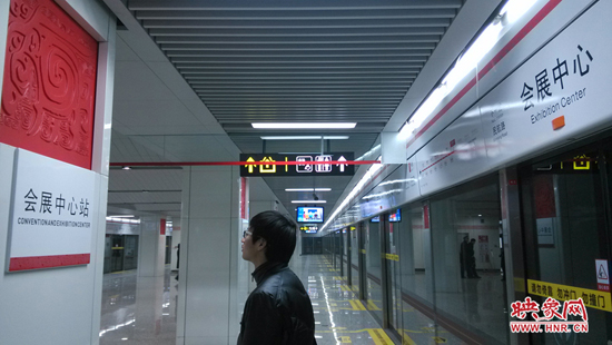 會(huì)展中心站，兩塊牌子的站點(diǎn)名稱英文翻譯也不相同