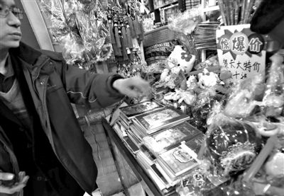 12月27日，世紀天鼎購物廣場的一位商戶表示，今年的賀卡明顯沒有前幾年好賣。新京報記者 王貴彬 攝