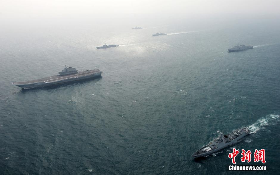 圖為遼寧艦與水面艦艇進(jìn)行協(xié)同訓(xùn)練。中新社發(fā) 胡鍇冰 攝