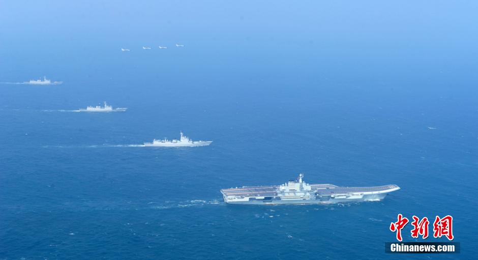圖為遼寧艦與水面艦艇、飛機(jī)進(jìn)行協(xié)同訓(xùn)練。中新社發(fā) 胡鍇冰 攝