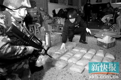 警方在村民家中搜獲大量冰毒。